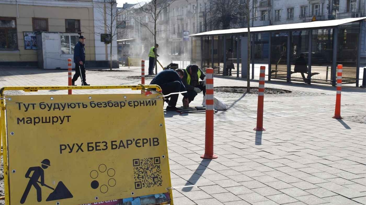 На Майдані Небесної Сотні у Вінниці ремонтники усувають нерівності покриття 