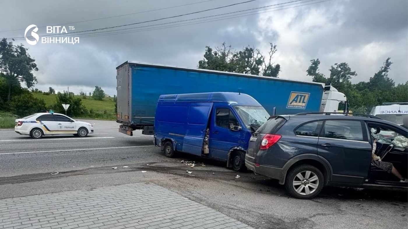 На трасі під Вінницею зіткнулися три автомобілі: є потерпілі 