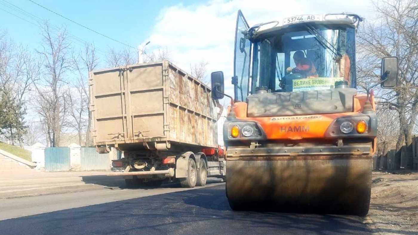 На трьох автошляхах Вінниччини завершили основні весняні ремонтні роботи
