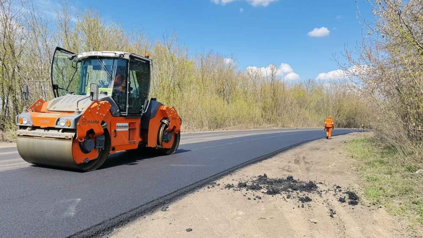 На Вінниччині оновили десятки тисяч квадратів стратегічної траси: куди дорожня техніка рушила далі