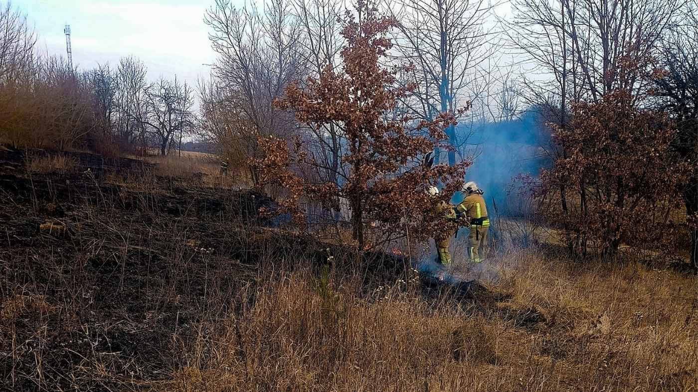 На Вінниччині жінка отримала опіки, коли випалювала суху траву