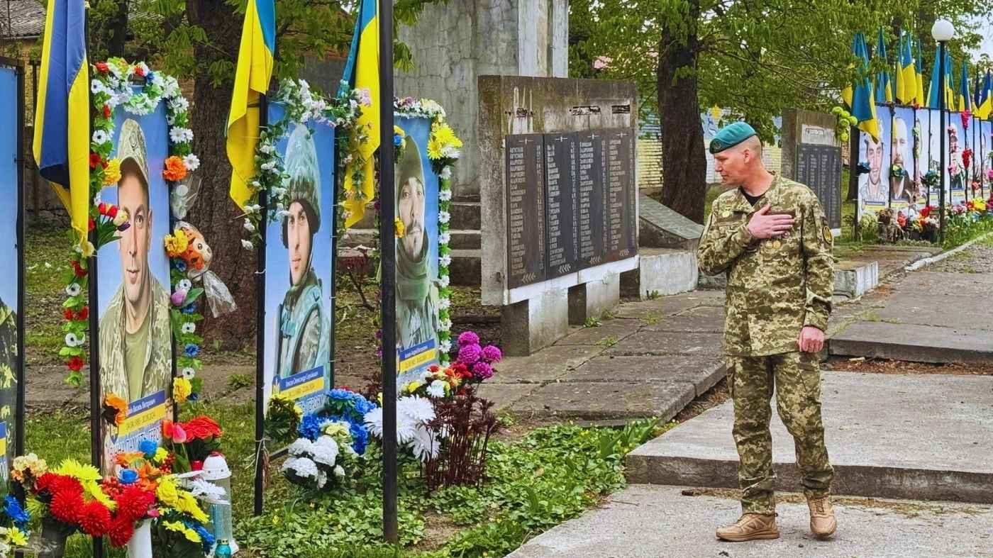 На Вінниччині зі сльозами та обіймами зустріли захисника, який повернувся з 4-річного полону