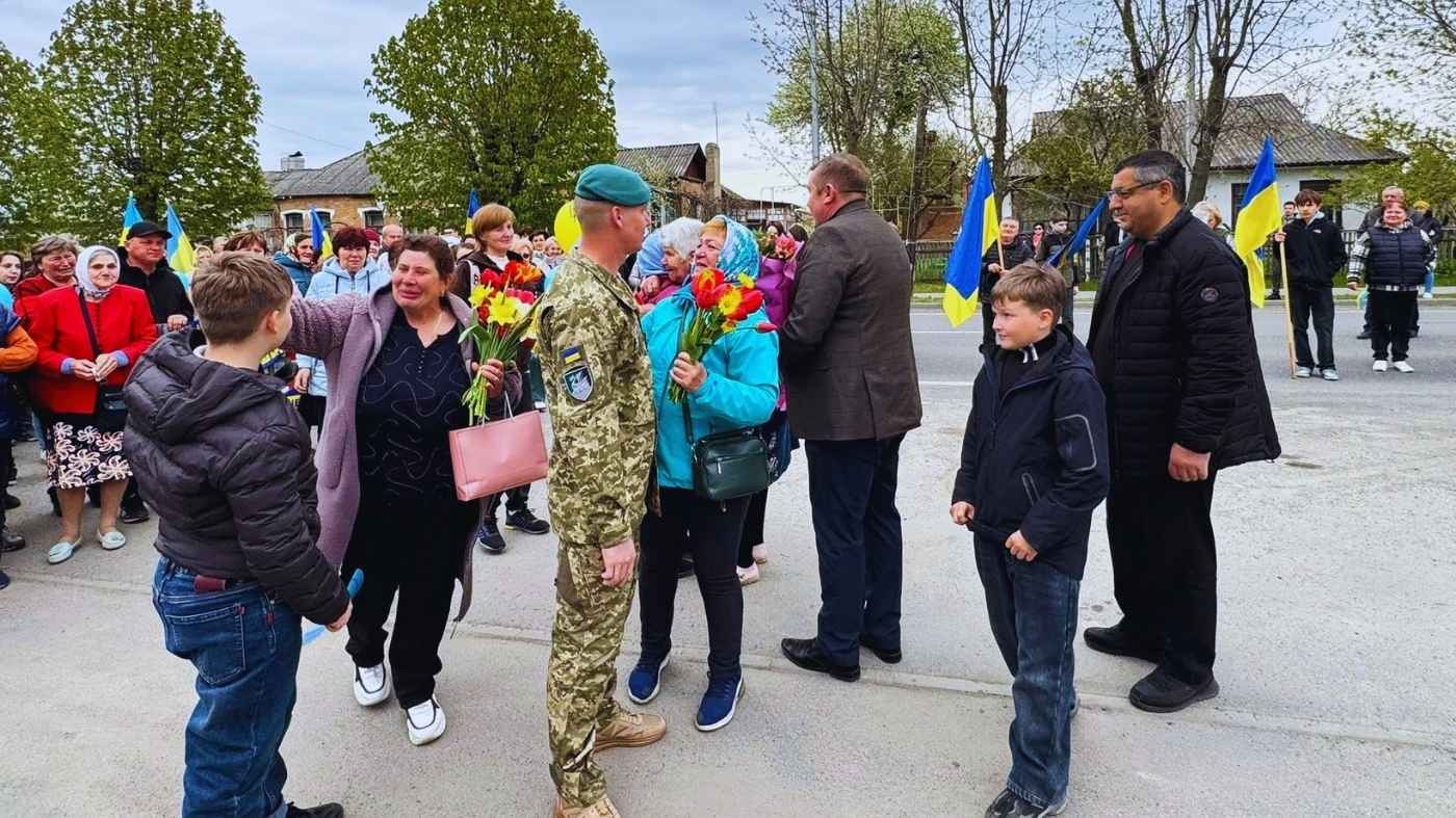 На Вінниччині зі сльозами та обіймами зустріли захисника, який повернувся з 4-річного полону