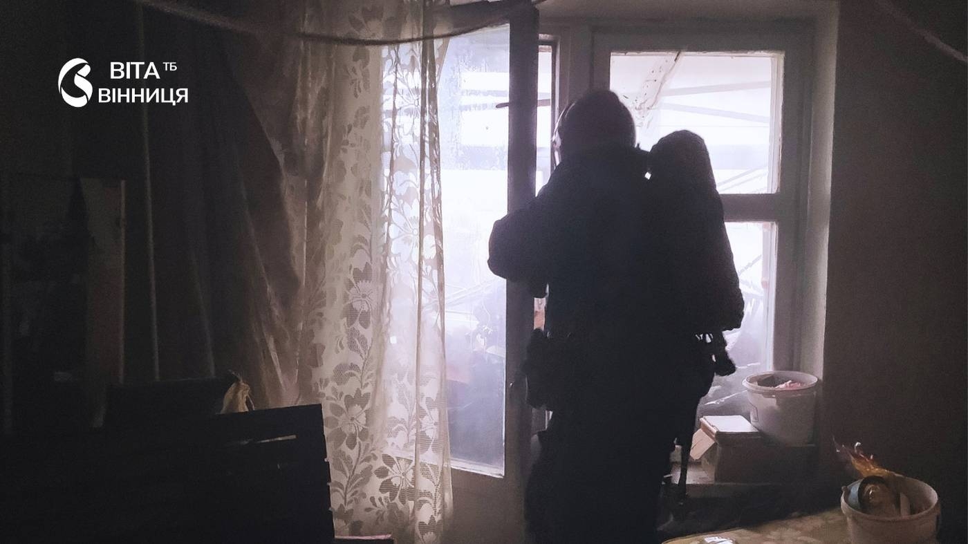 Недопалок ледь не спопелив квартиру: у Вінниці сусіди врятували дім від масштабної пожежі