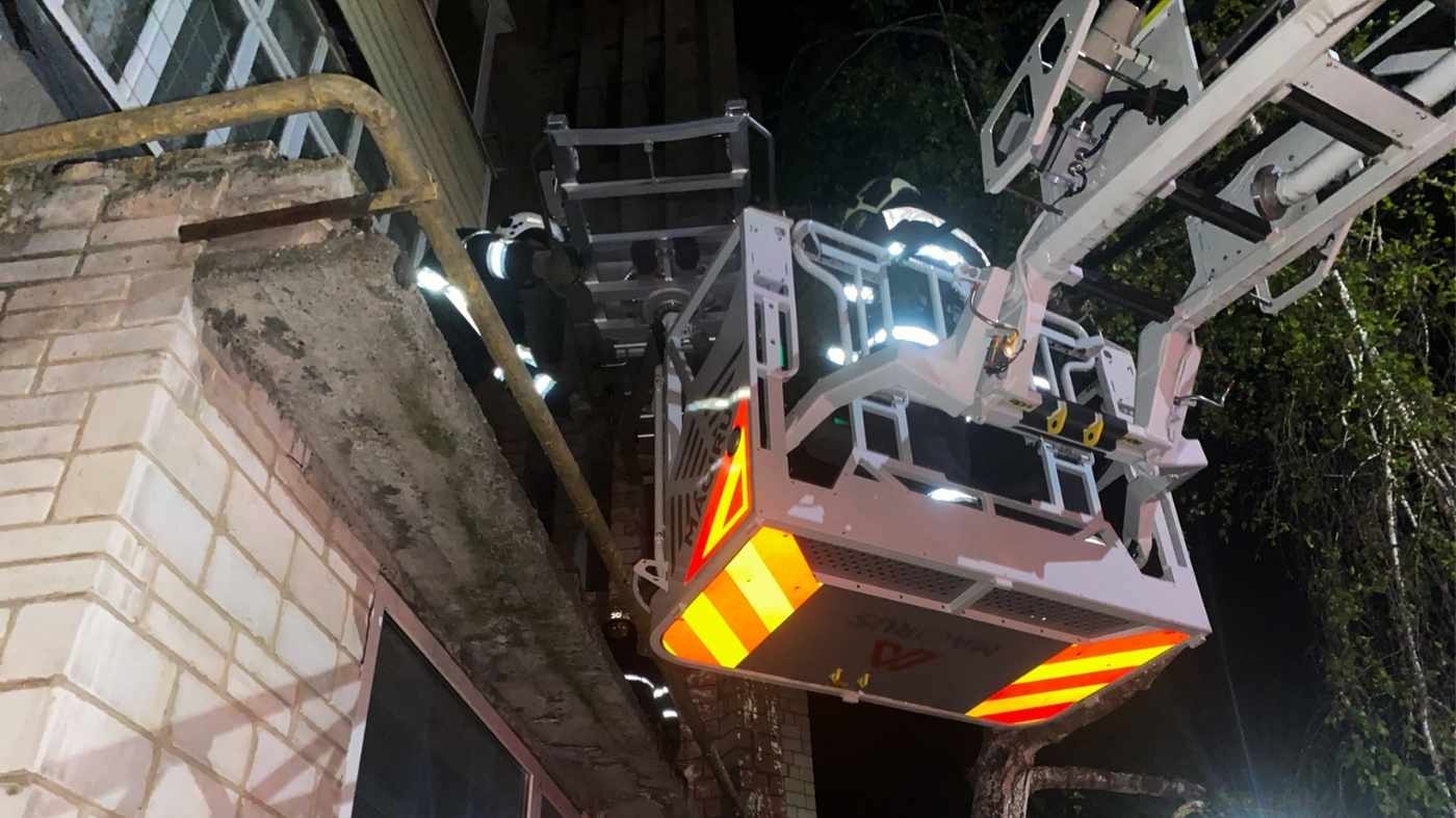 Нічна пригода у Ладижині: чоловік вижив після падіння з п'ятого поверху на дах під’їзду