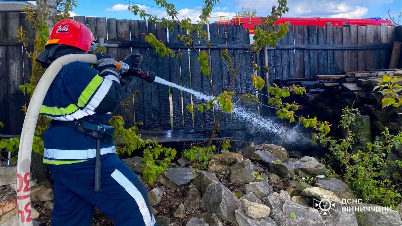 Палаючі паркани та тонни соломи: на Вінниччині ліквідували вісім масштабних пожеж