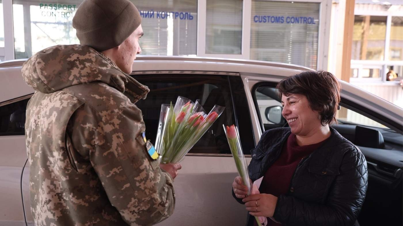 Подорожувальниць на вінницькому кордоні зустріли квітами