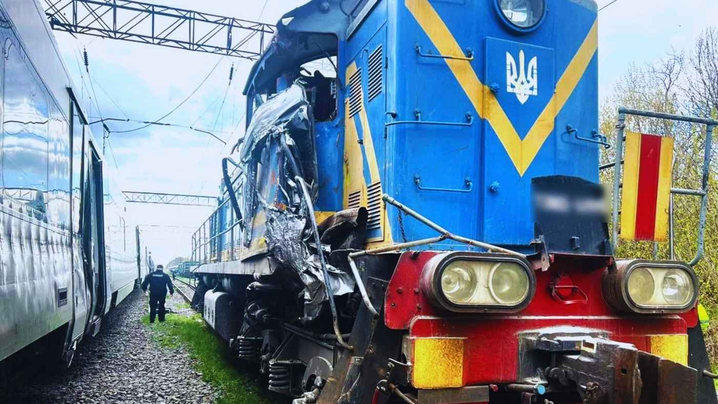 опередні дані вінницьких слідчих: тепловоз протаранив «Інтерсіті» через проігнорований сигнал світлофора