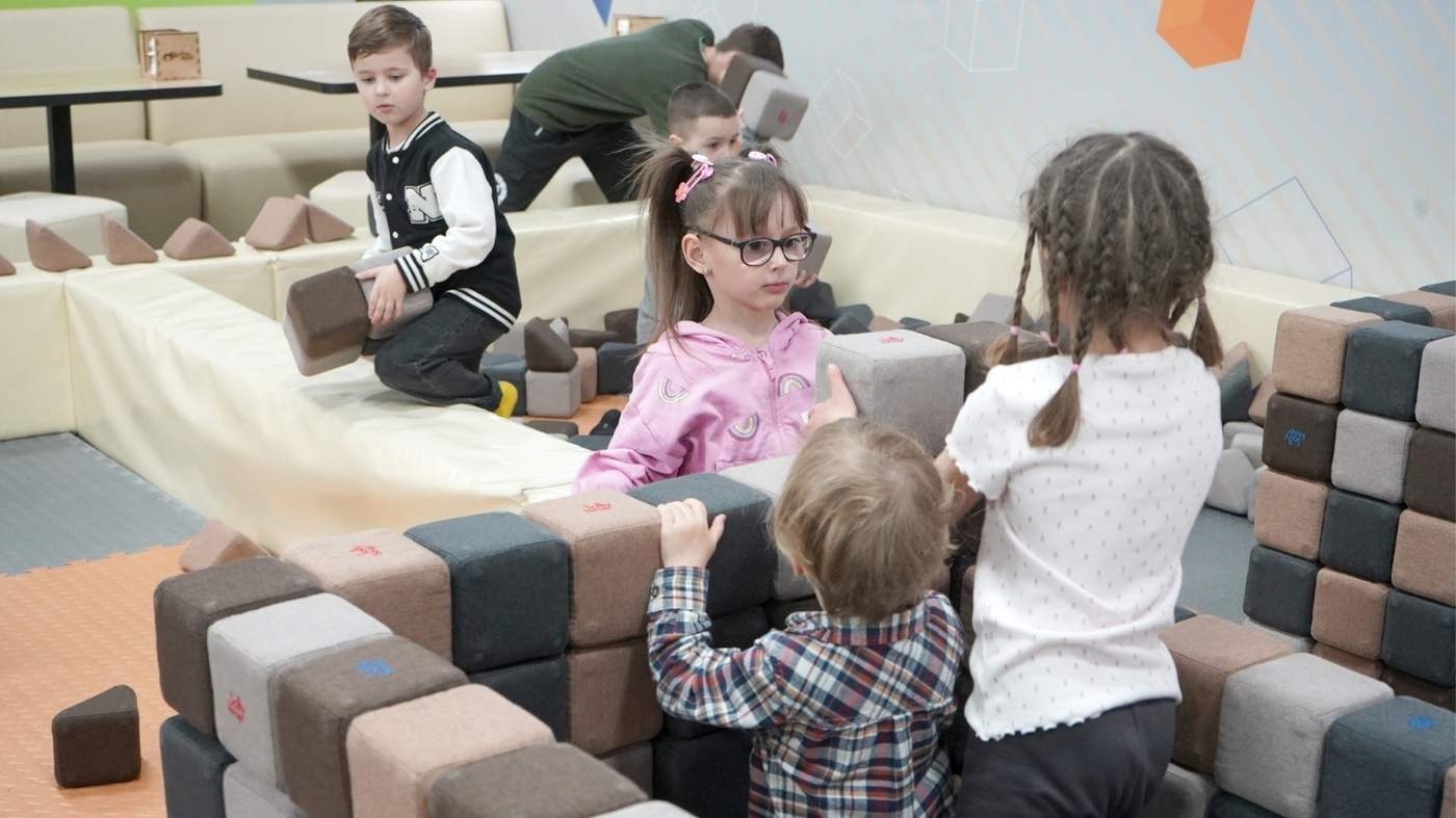 Посмішки попри війну 75 маленьких вінничан провели день у «Країні мрій»