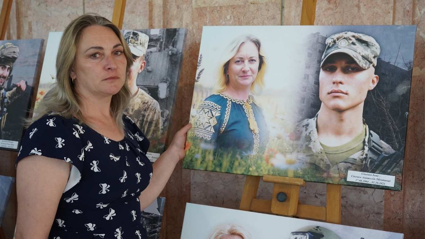 Позивні синів на полотні: у Вінницькій філармонії відбувся щемливий захід до Дня матері