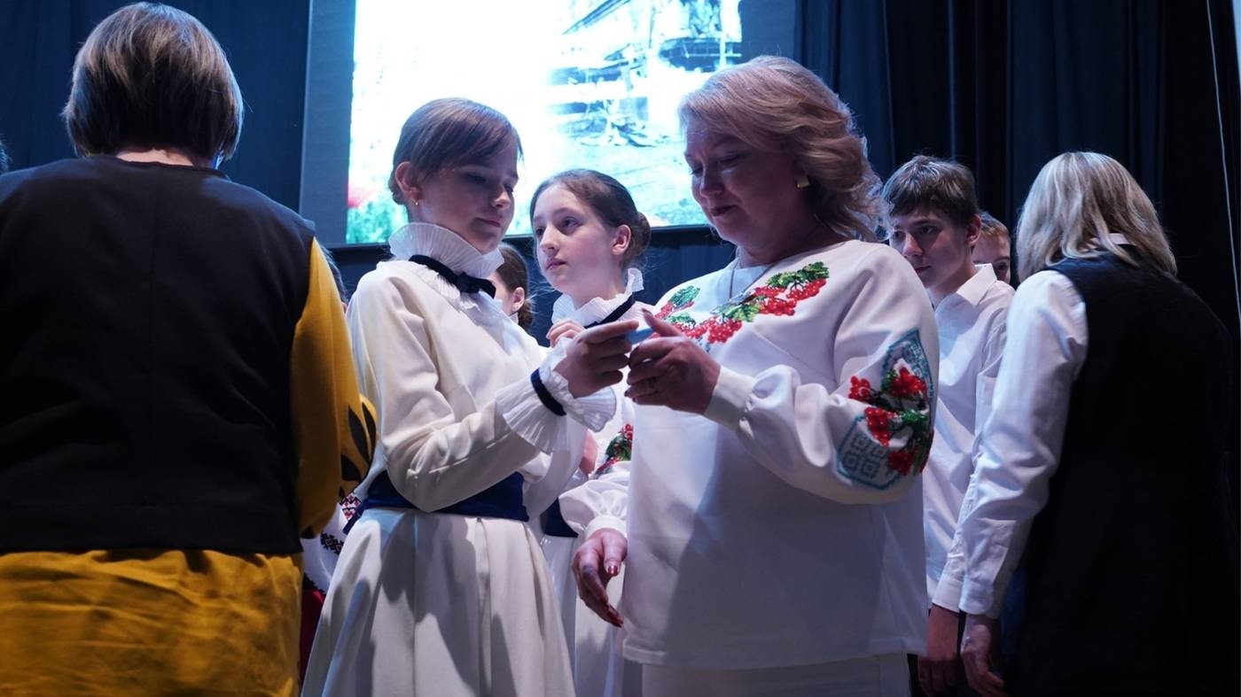 Позивні синів на полотні: у Вінницькій філармонії відбувся щемливий захід до Дня матері