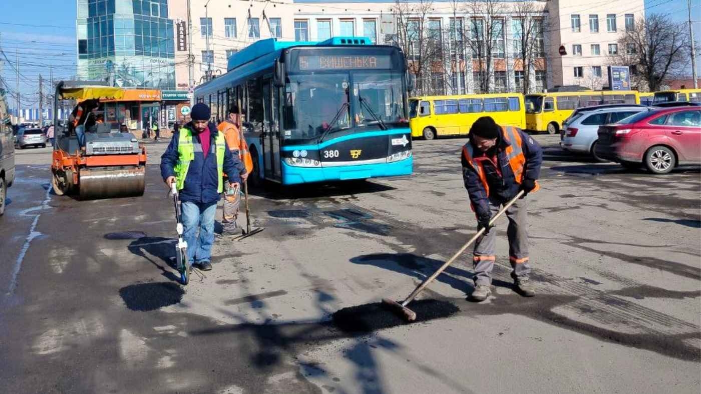 Працюють п'ять бригад: аварійний ремонт торкнувся найскладніших ділянок доріг Вінниці