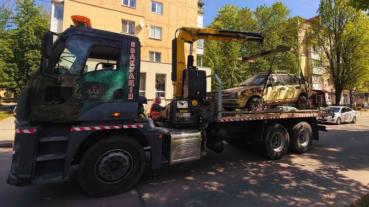 Прощавай, «металобрухт»: у Вінниці розпочали зачистку вулиць від покинутих машин
