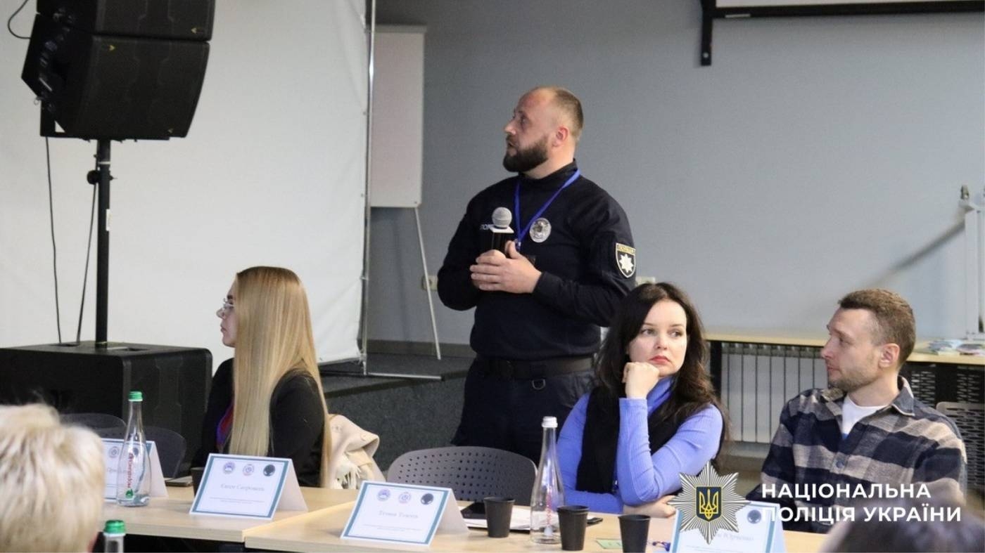 Протидія домашньому насильству: у Вінниці поліцейські взяли участь у «круглому столі»