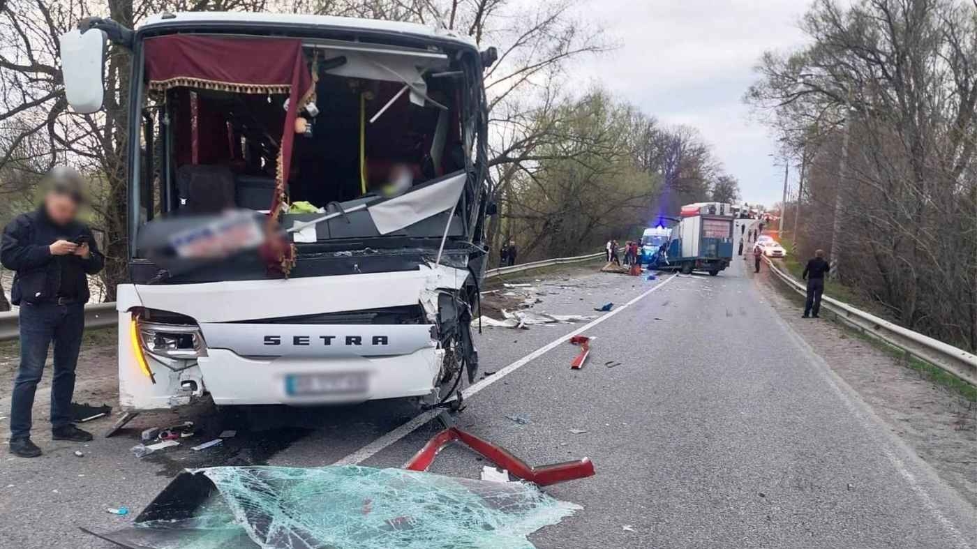 Смертельна троща на трасі М-21: на Вінниччині вантажівка влетіла у пасажирський автобус