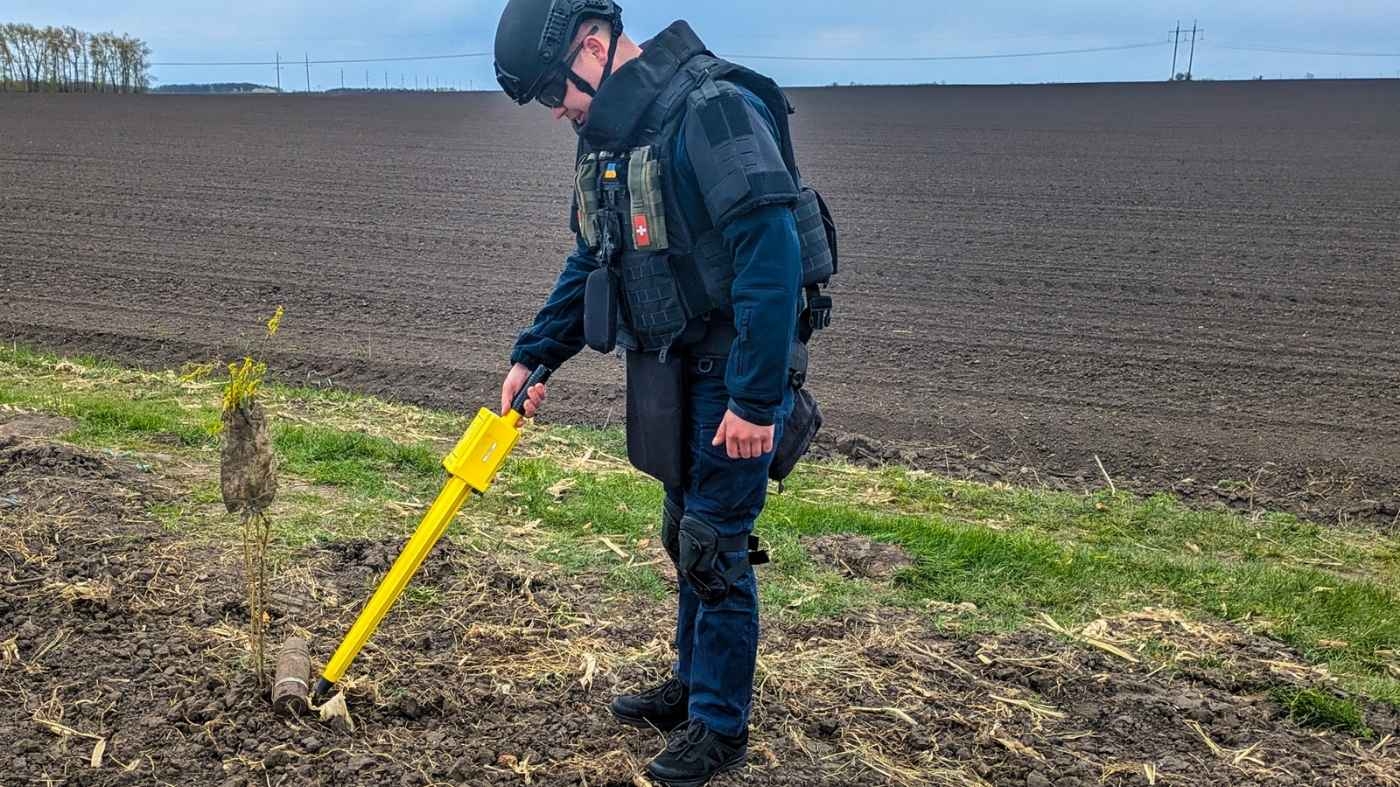 На Вінниччині піротехніки ДСНС ліквідували артилерійський снаряд часів Другої світової війни, який міг становити реальну загрозу для навколишніх. Про це 1 травня інформує ВІТА ТБ, посилаючись на головне управління ДСНС України у Вінницькій області. Небезпечний об’єкт було виявлено напередодні на відкритій території за межами села Вербівка, що в Липовецькій громаді. На підозрілий предмет, який десятиліттями пролежав у землі, натрапили місцеві жителі, — йдеться у повідомленні. Фахівці Головного управління ДСНС України у Вінницькій області, які прибули на виклик, ідентифікували знахідку як артилерійський снаряд. Боєприпас транспортували у безпечне місце та знищили. У зв’язку з інцидентом рятувальники Вінниччини вкотре закликають громадян бути пильними. Пам’ятайте, що старі боєприпаси залишаються вкрай небезпечними навіть через багато років після завершення бойових дій. ДСНС нагадує прості правила, які рятують життя: якщо ви помітили підозрілий предмет, у жодному разі не підходьте до нього; суворо заборонено торкатися знахідки, намагатися її розібрати чи перенести; негайно повідомте про місце виявлення за номером екстреної служби «101».