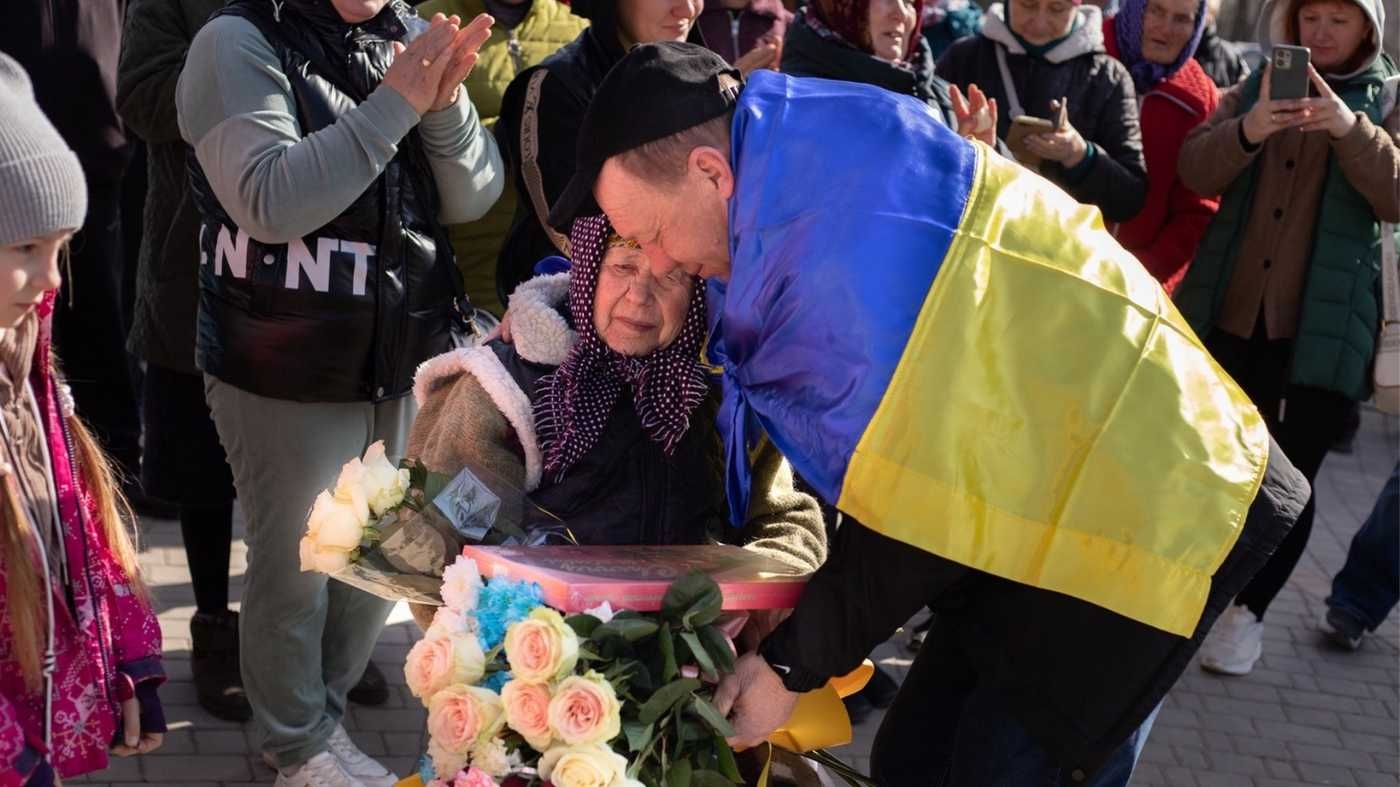 Тепло й урочисто зустріла земляка з полону громада на Вінниччині