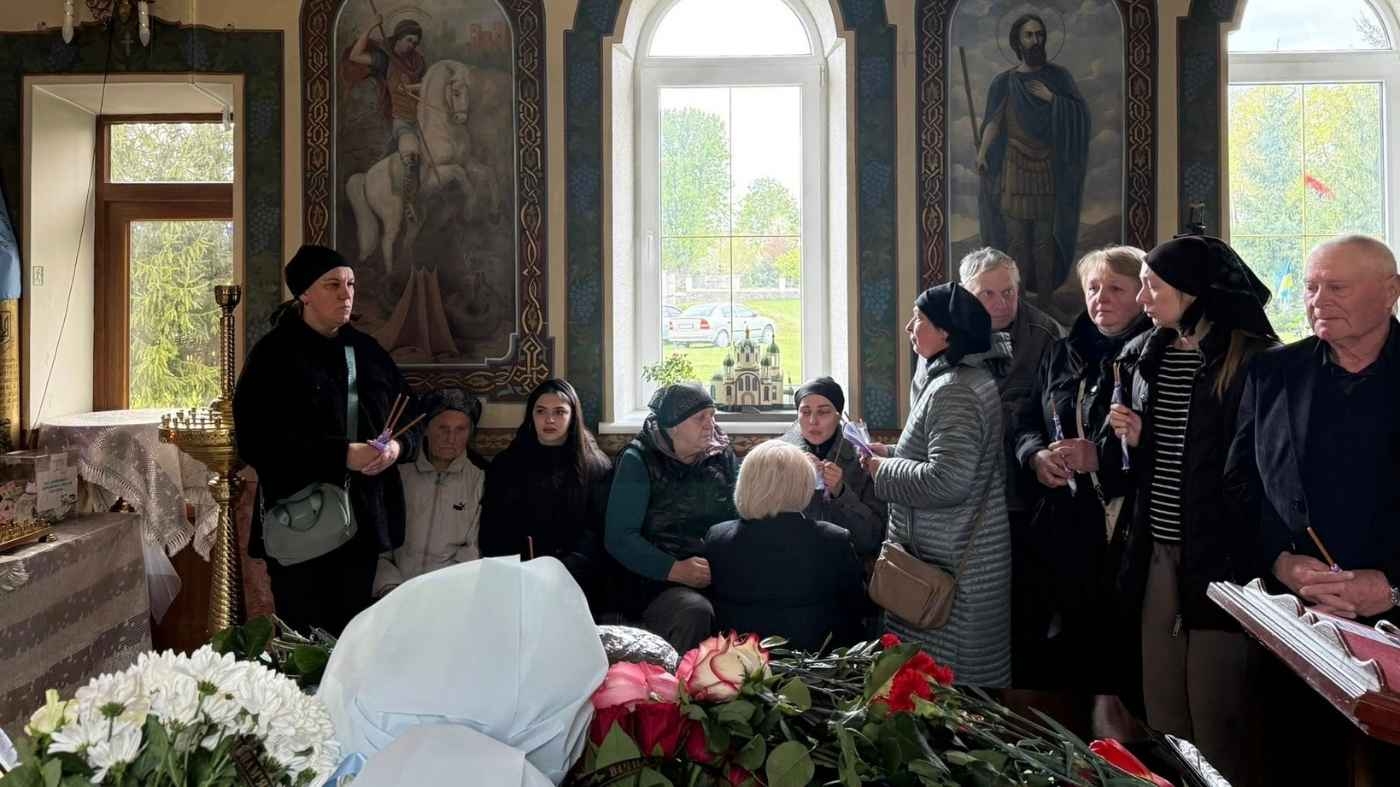 Трагедія, що сколихнула Вінниччину: у Ладижині попрощалися з жертвами збройного нападу в Києві