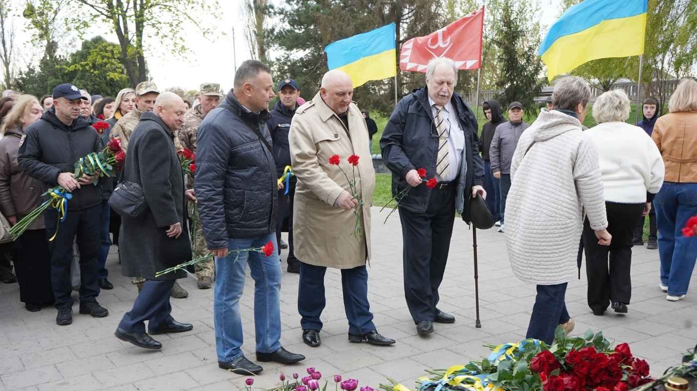 Трагедія, яку не затре час: у Вінниці поклали квіти до пам’ятника жертвам Чорнобиля