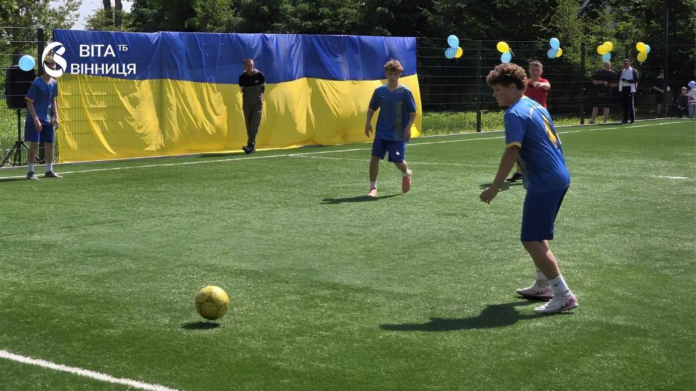У Шпиківській громаді відкрили сучасну футбольну арену зі штучним покриттям