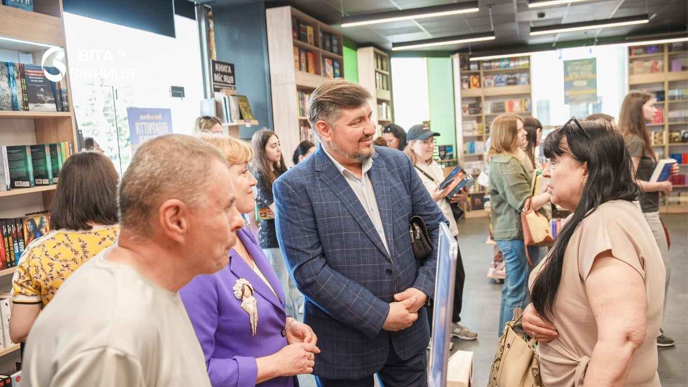 У центрі Вінниці відкрили флагманську книгарню «Книголенд»