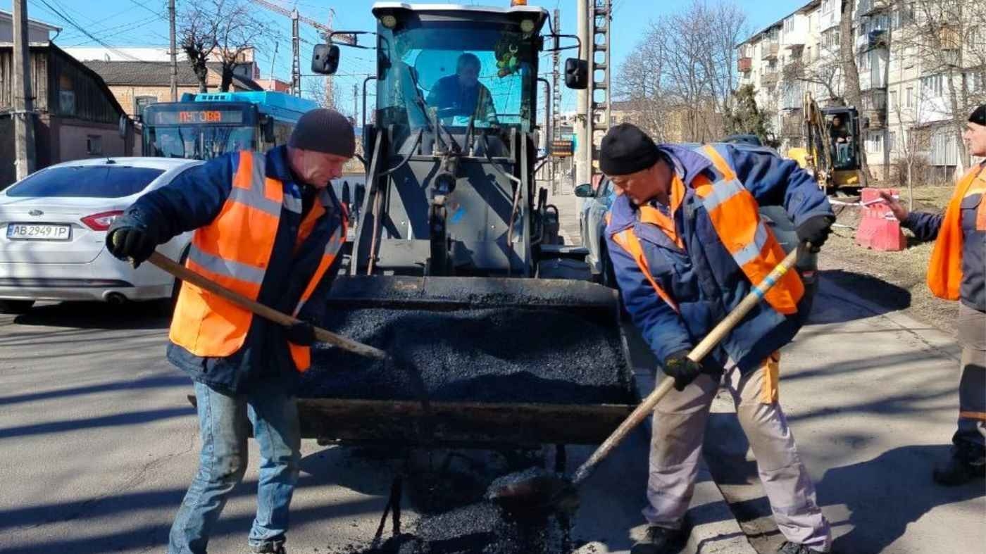 У Вінниці на аварійний ремонт доріг вийшло вісім бригад