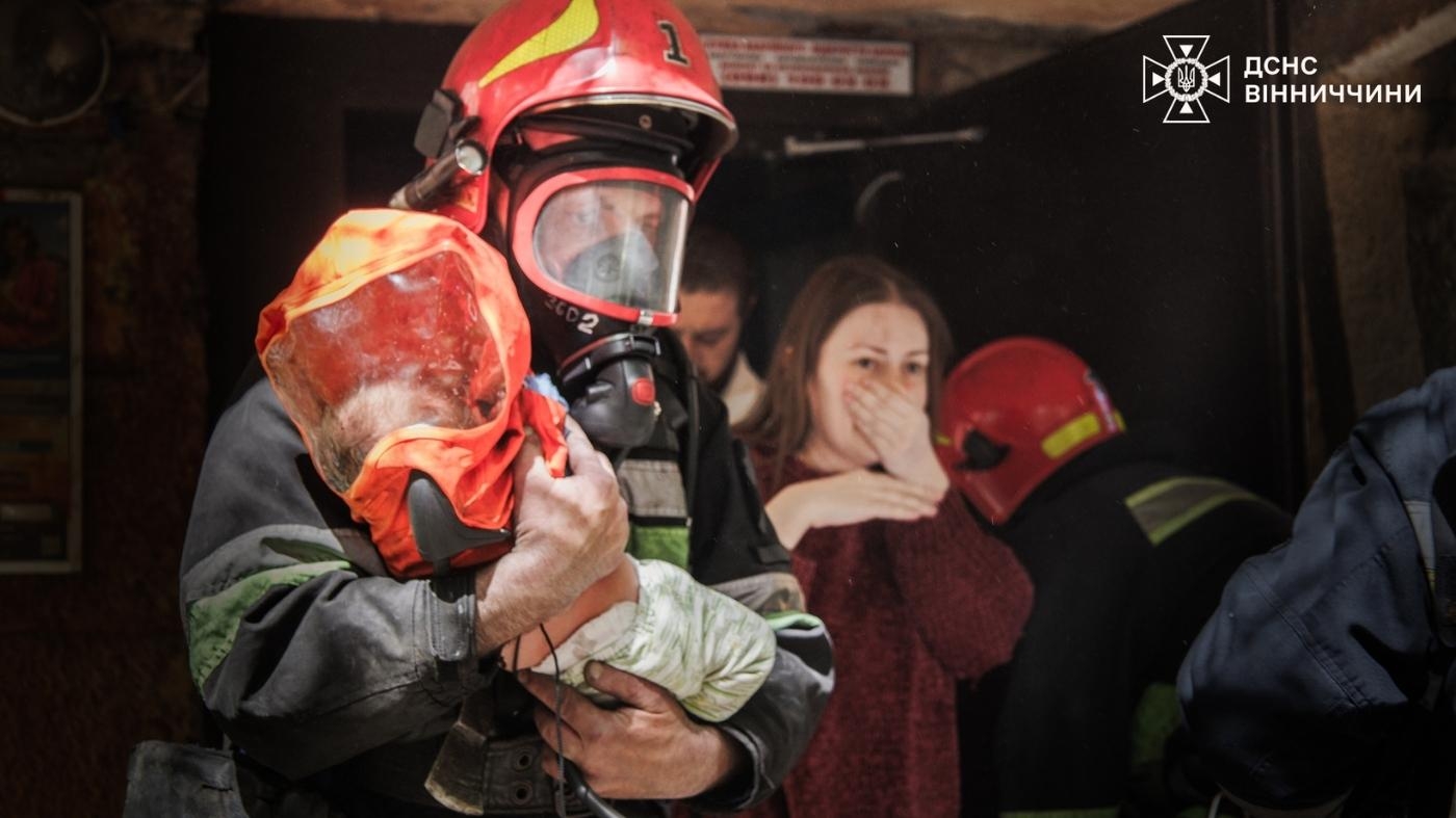 У Вінниці рятувальники вивели з охопленого димом під'їзду немовля та врятували літню жінку
