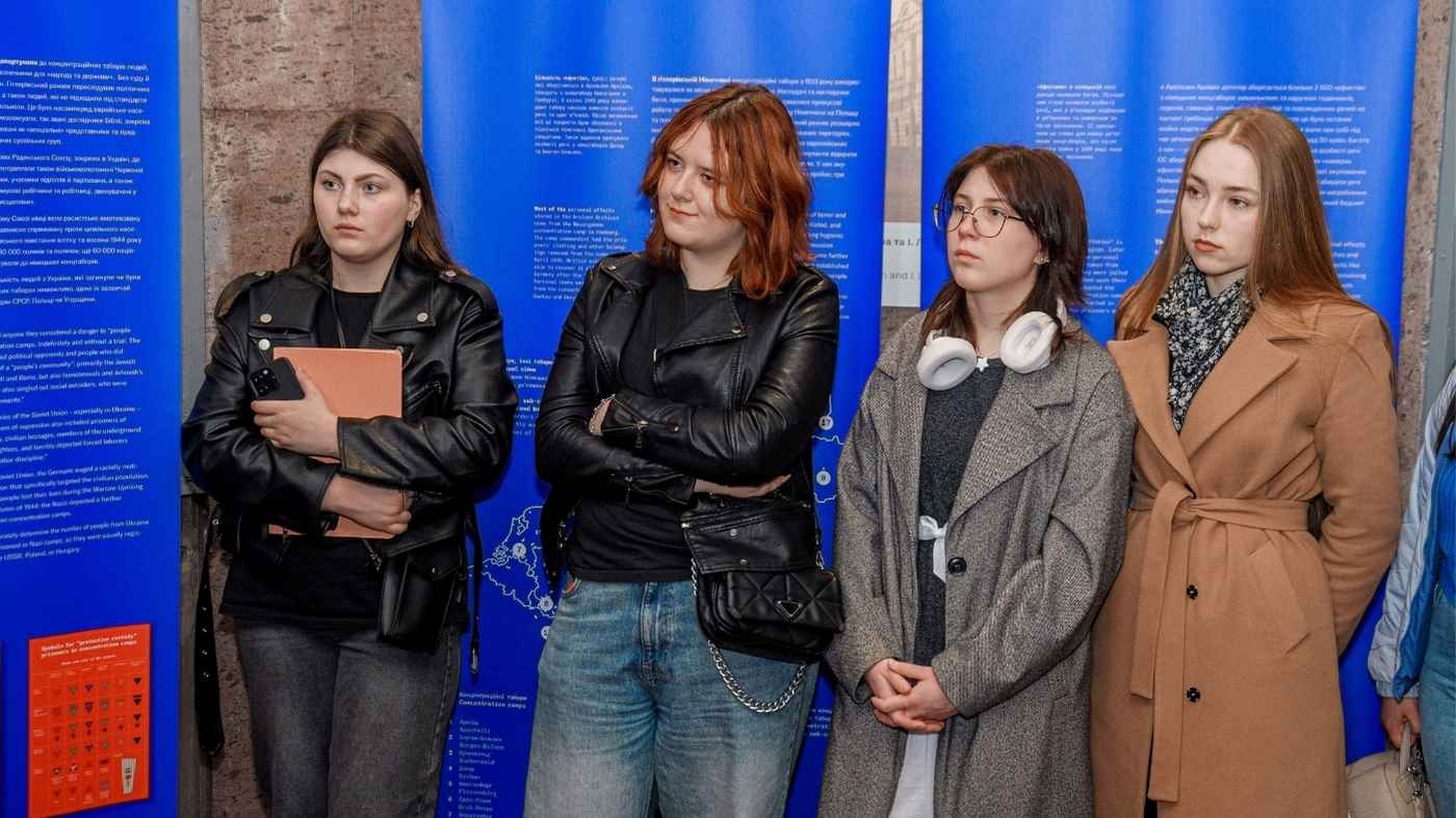 Унікальна виставка про особисті речі вʼязнів концентраційних таборів відкрилась у Вінниці