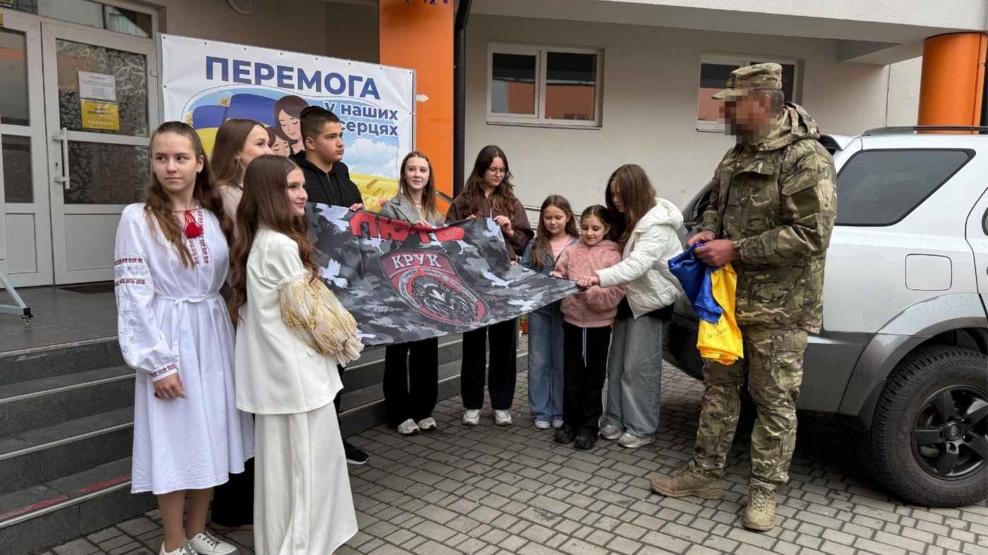 Вінницька гімназія передала на фронт позашляховик: кошти на нього зібрали на благодійному ярмарку