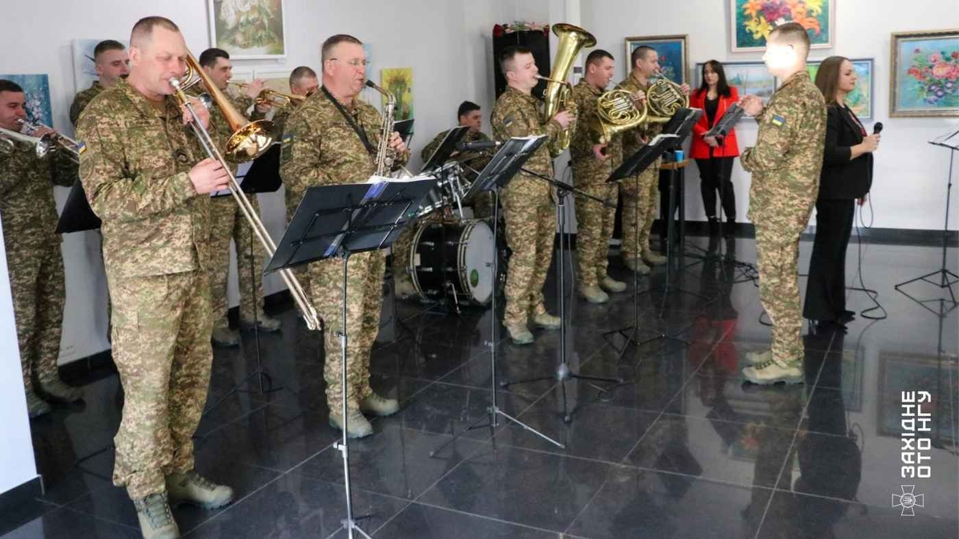 Вінницькі нацгвардійці привітали посестер у Міжнародний день боротьби за права жінок