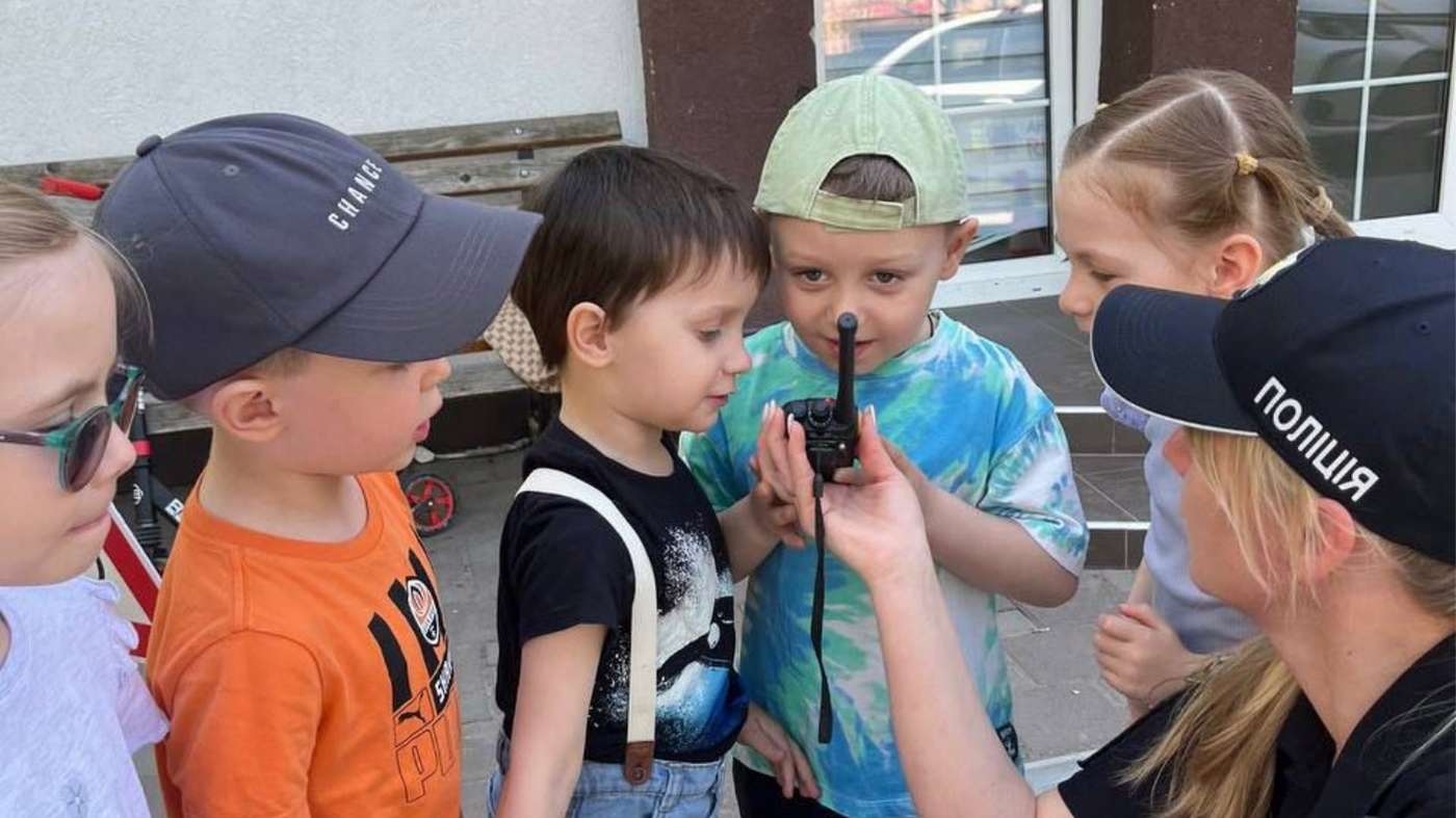 Вінницькі патрульні навчають малечу правилам «виживання» на дорогах