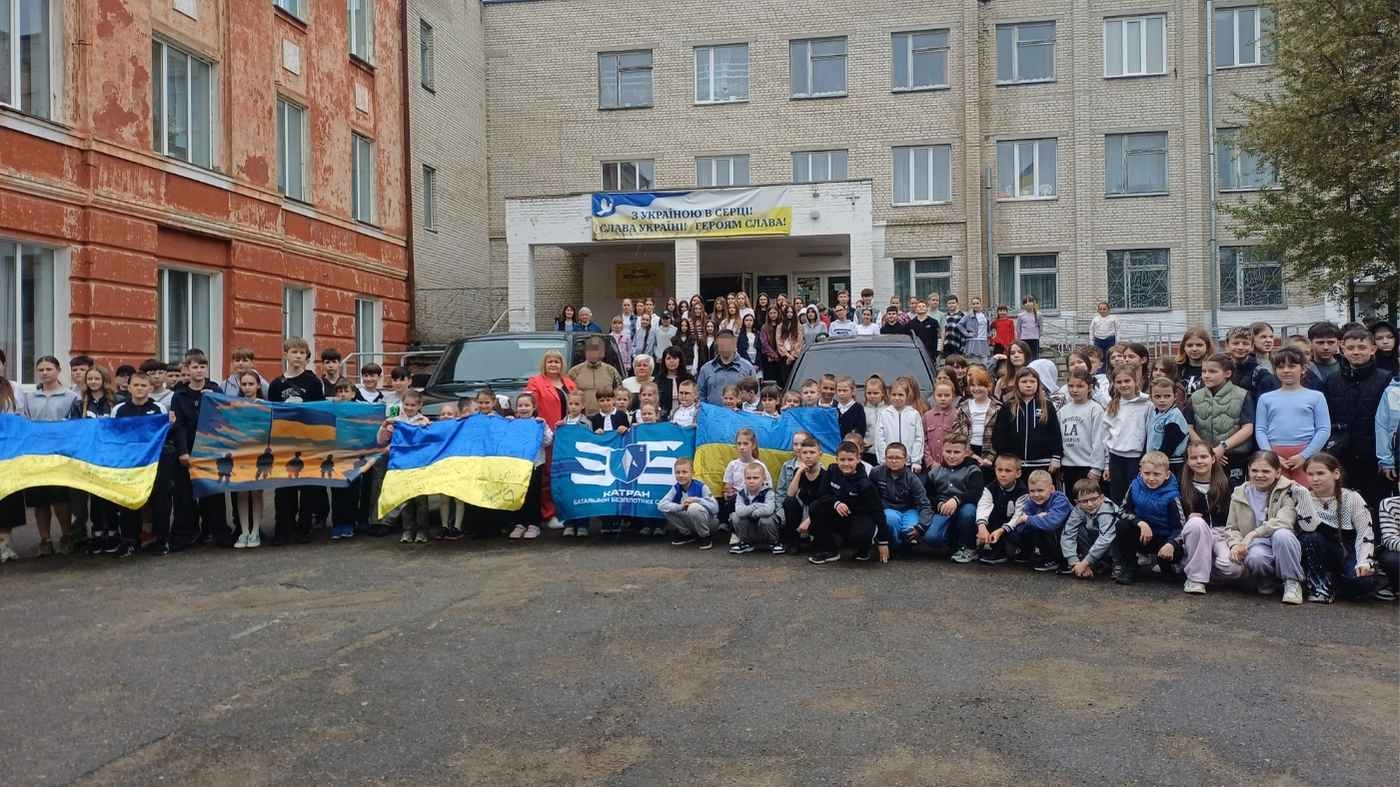 Вінницький ліцей передав два позашляховики та спорядження для ЗСУ після благодійного ярмарку