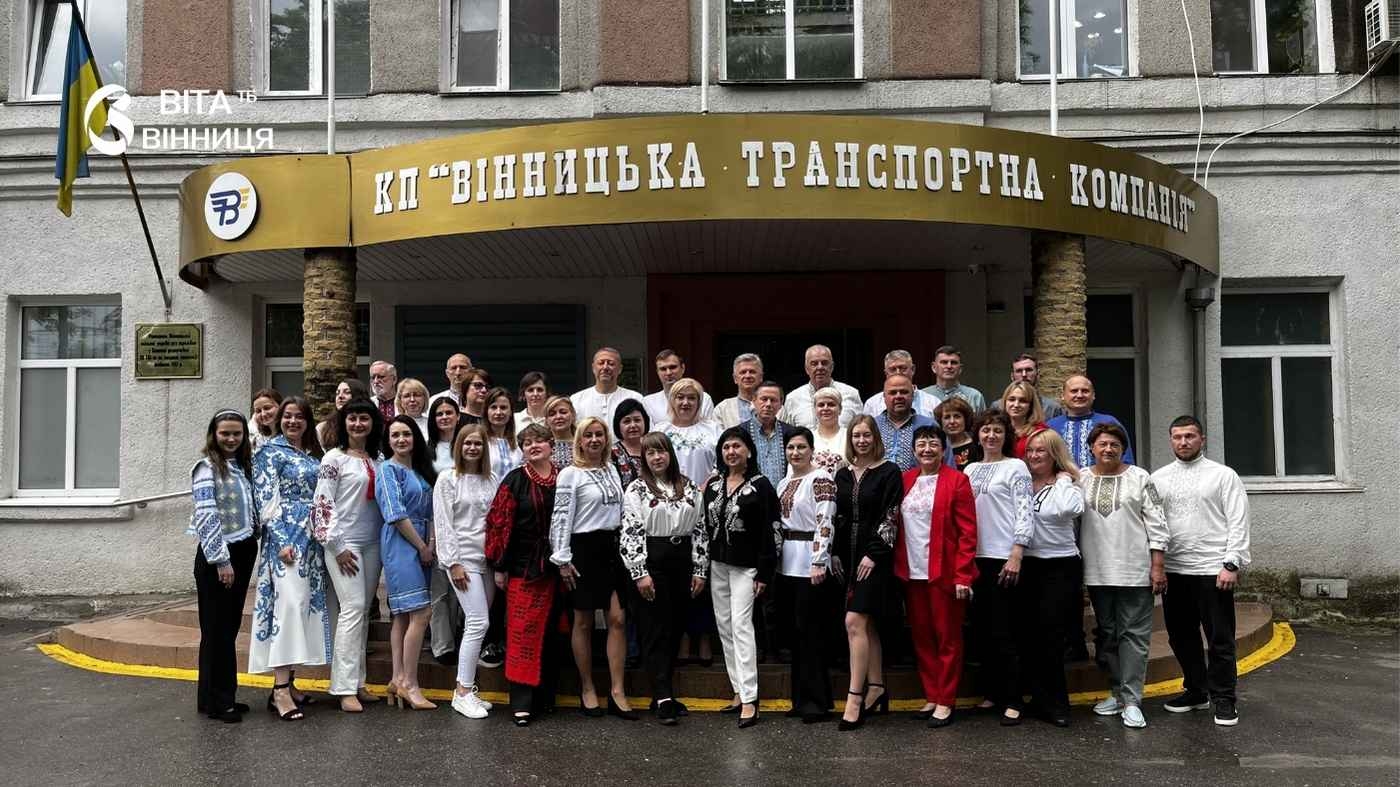 Водії громадського транспорту Вінниці вийшли на маршрути у вишитих сорочках