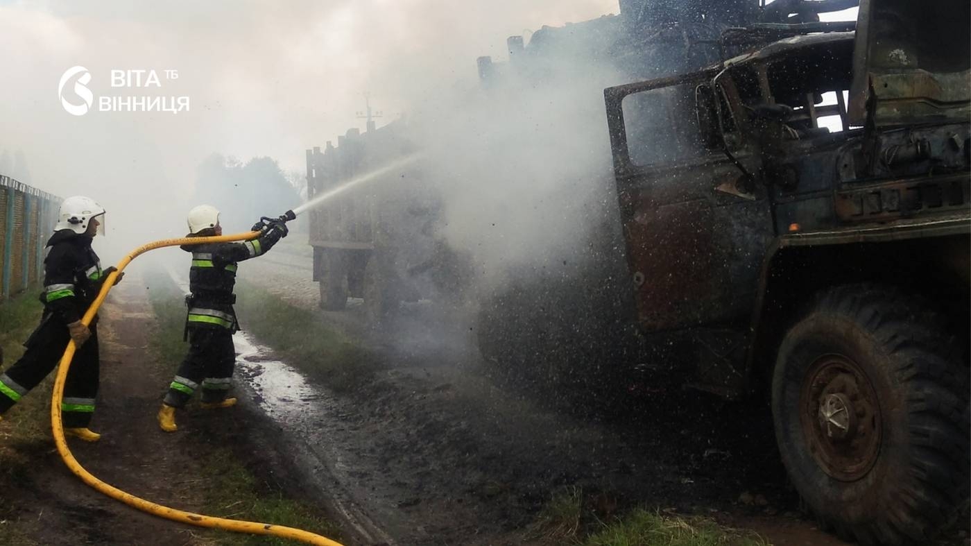 Вогняна доба на Вінниччині: житлові будинки й вантажівка з дровами, що загорілась на трасі