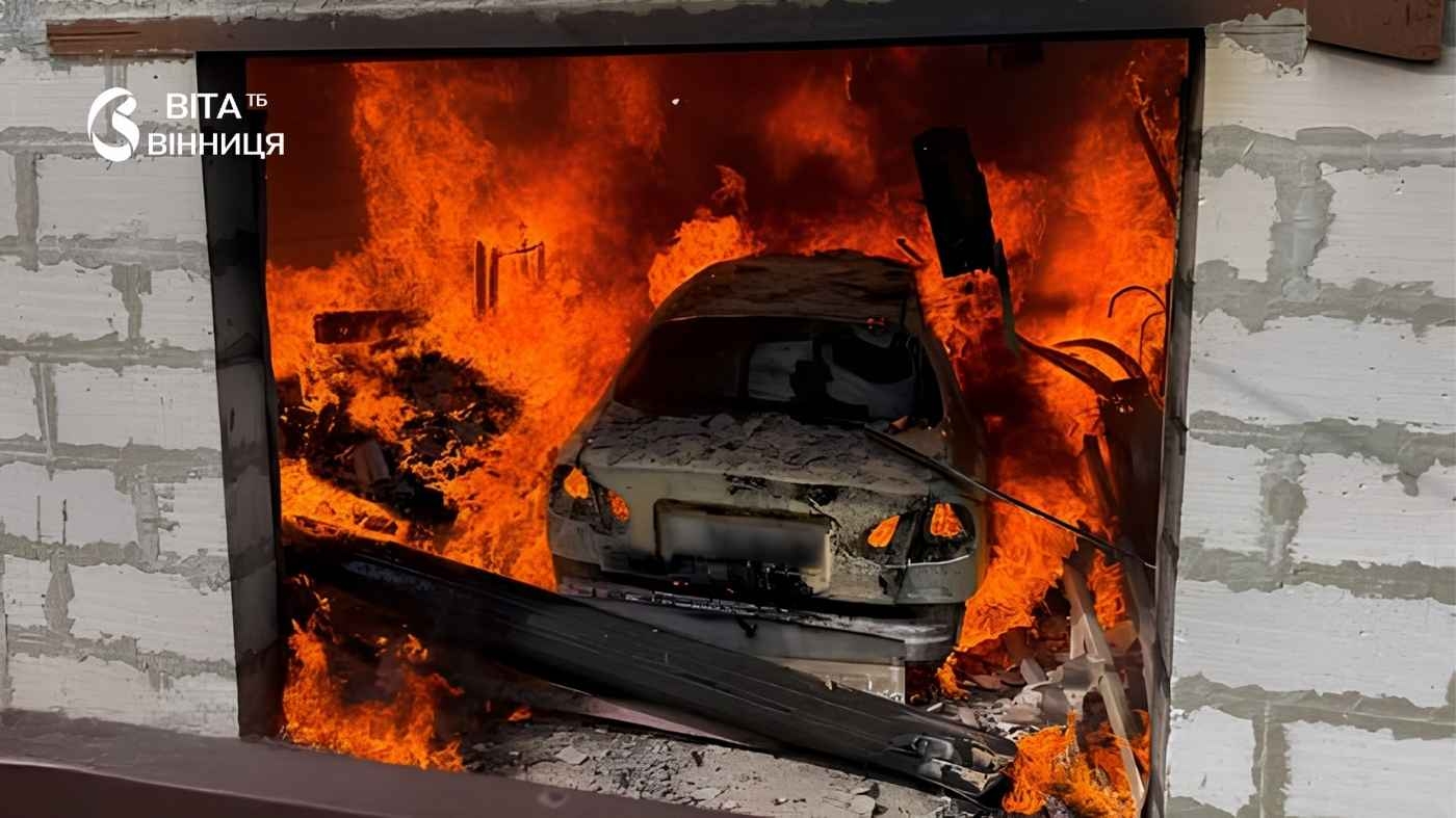 Вогонь знищив дах та автівку: за добу рятувальники Вінниччини ліквідували шість пожеж у житловому секторі