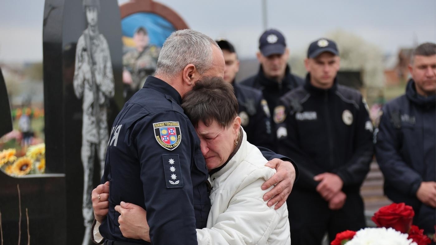 Вшанували пам’ять 20-річного вінницького поліцейського, який ціною власного життя врятував напарника