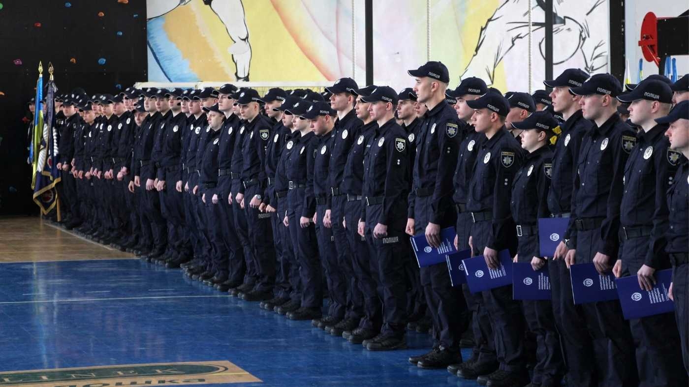 Вибір мужніх: у Вінниці привітали молодих правоохоронців, які служитимуть у час війни