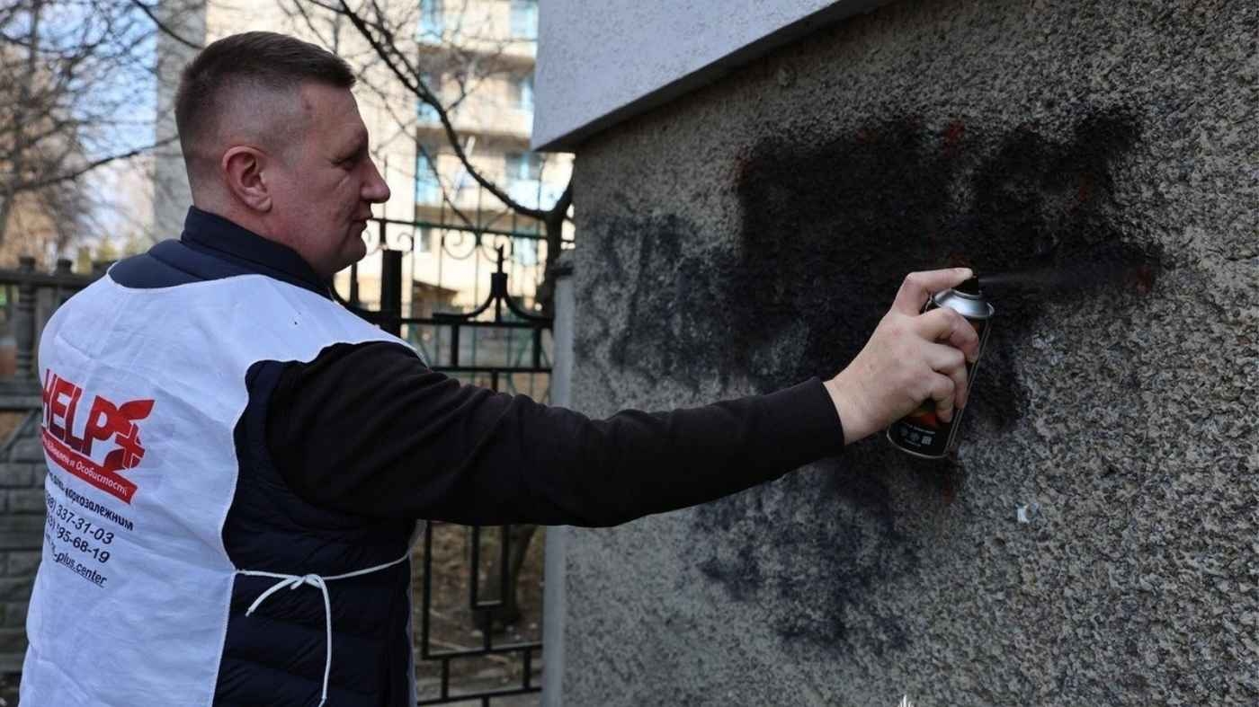 Як замальовують наркорекламу на вулицях Вінниці