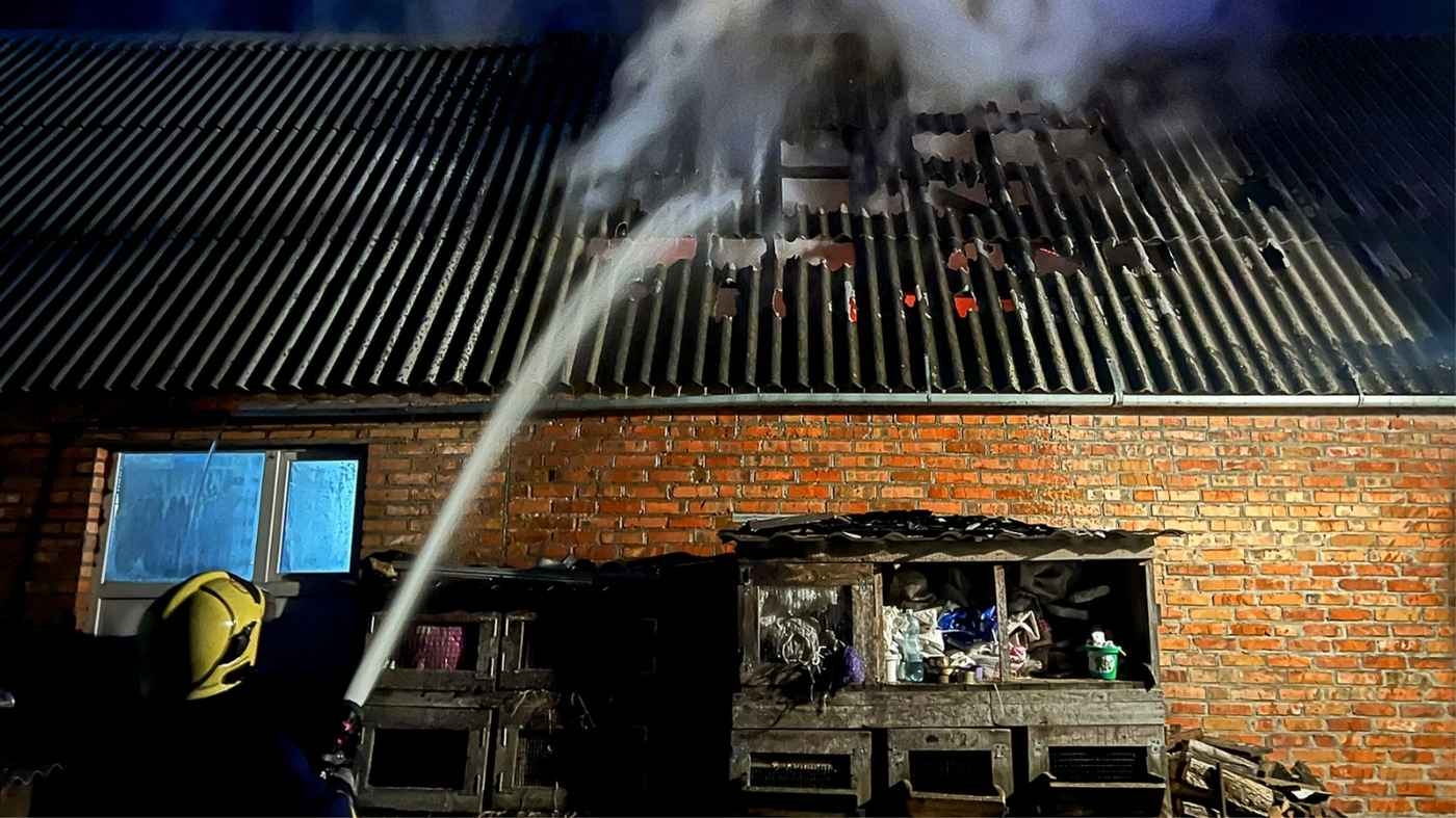 Згоріли вщент три вантажівки: пожежа сталась на території підприємства на Вінниччині