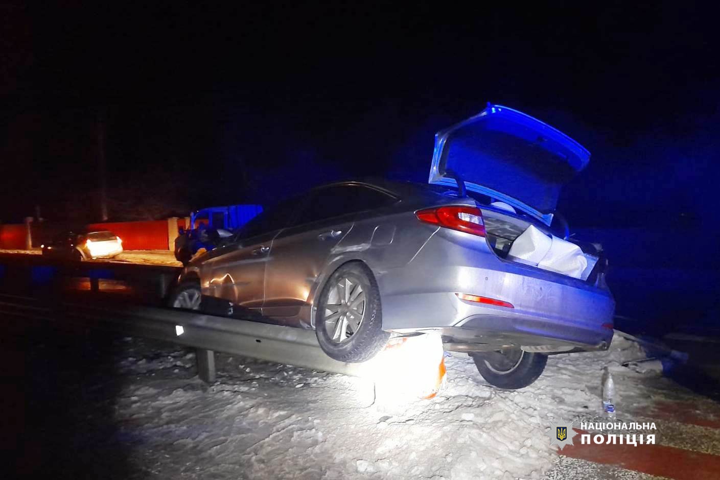 На виїзді зі Стрижавки «HYUNDAI» наїхав на відбійник і влетів у опору