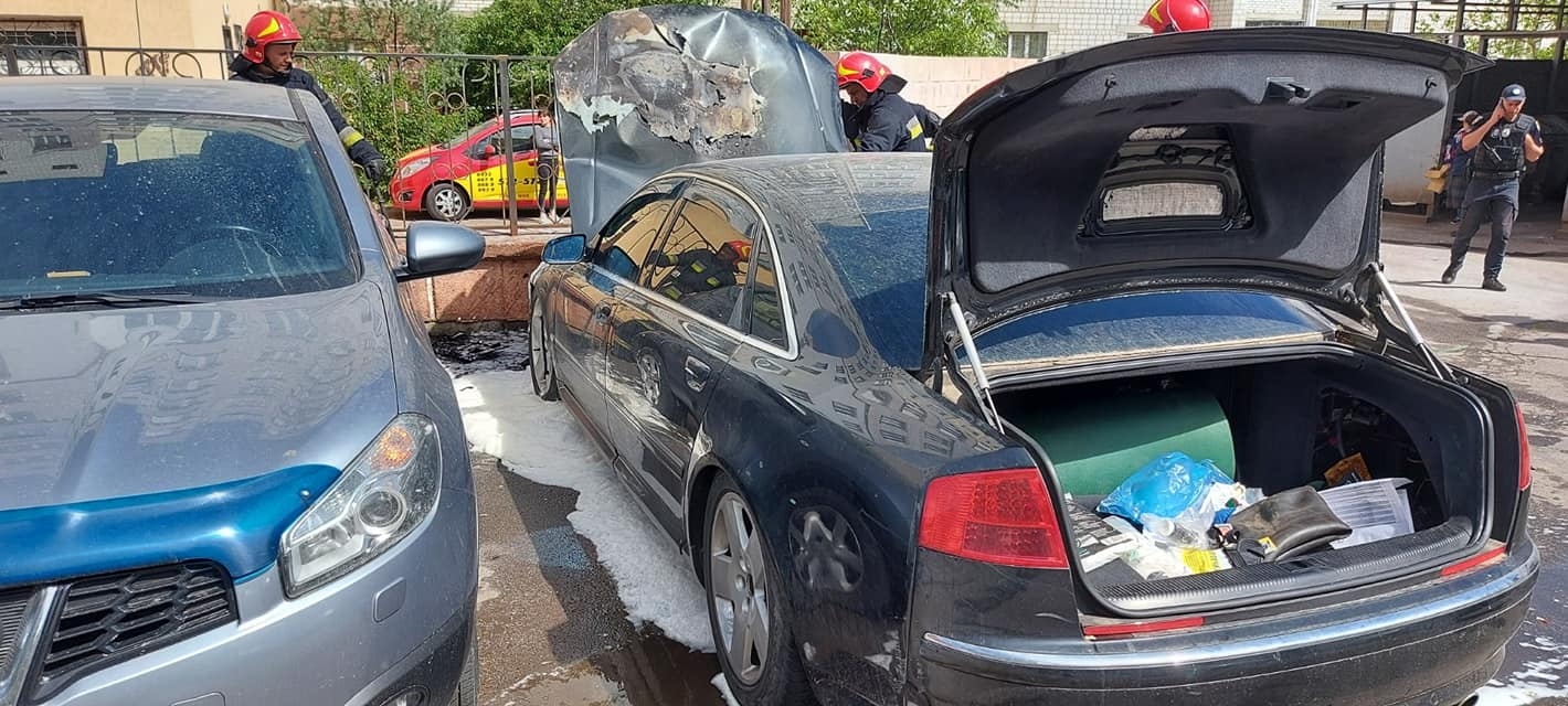 У Вінниці на парковці загорівся автомобіль вогонь приборкали пожежники