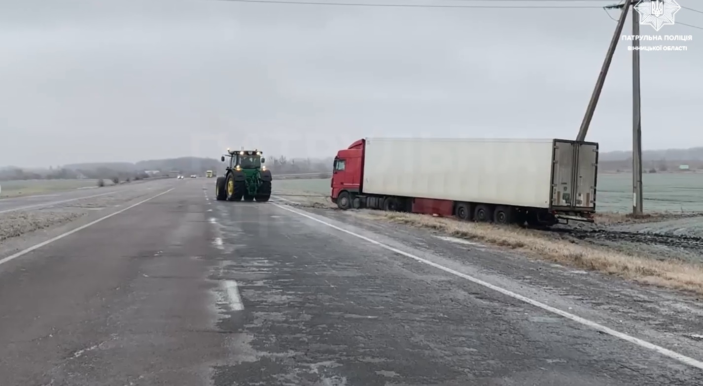 На Вінниччині DAF витягували з поля трактором та важкою технікою