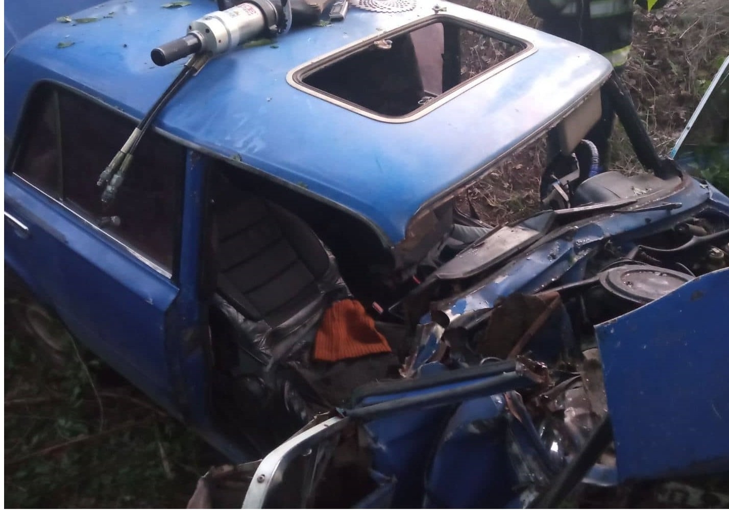 На Гайсинщині рятувальники звільнили з розбитого авто двох чоловіків