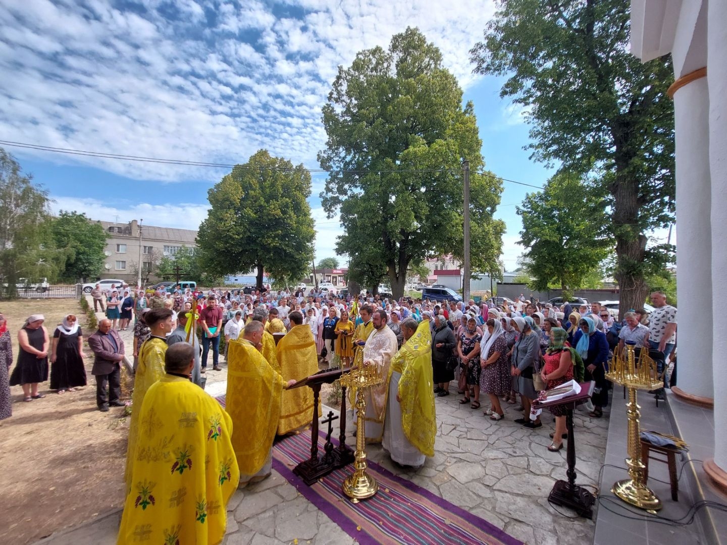 На перше богослужіння у храмі ПЦУ в Чернівцях прийшло понад пів тисячі вірян