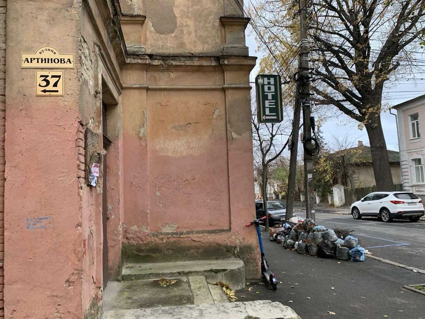 У Вінниці на Архітектора Артинова зробили смітник посеред тротуару