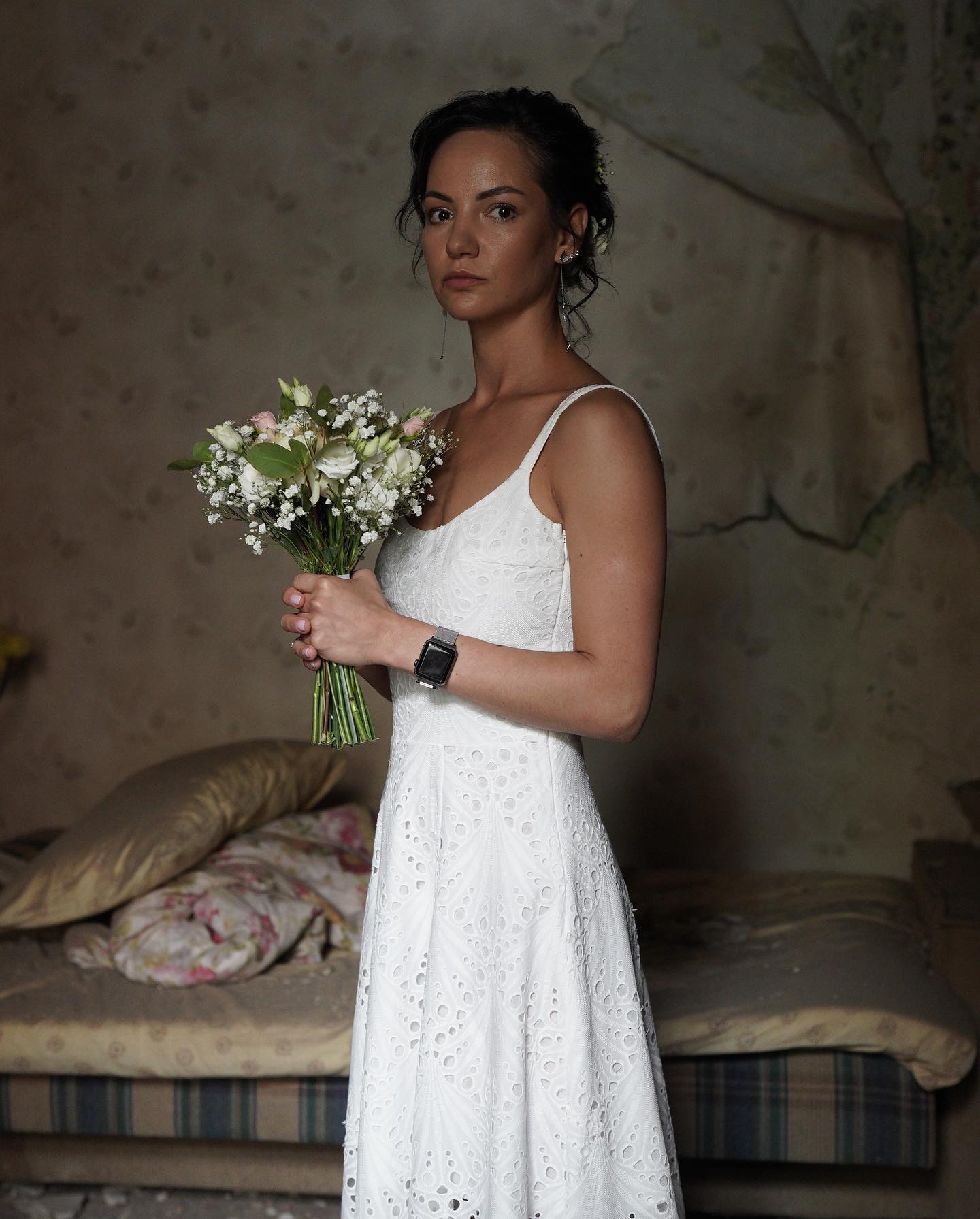 Вінничанка зробила весільні фото у власному домі, який розбомбила російська ракета