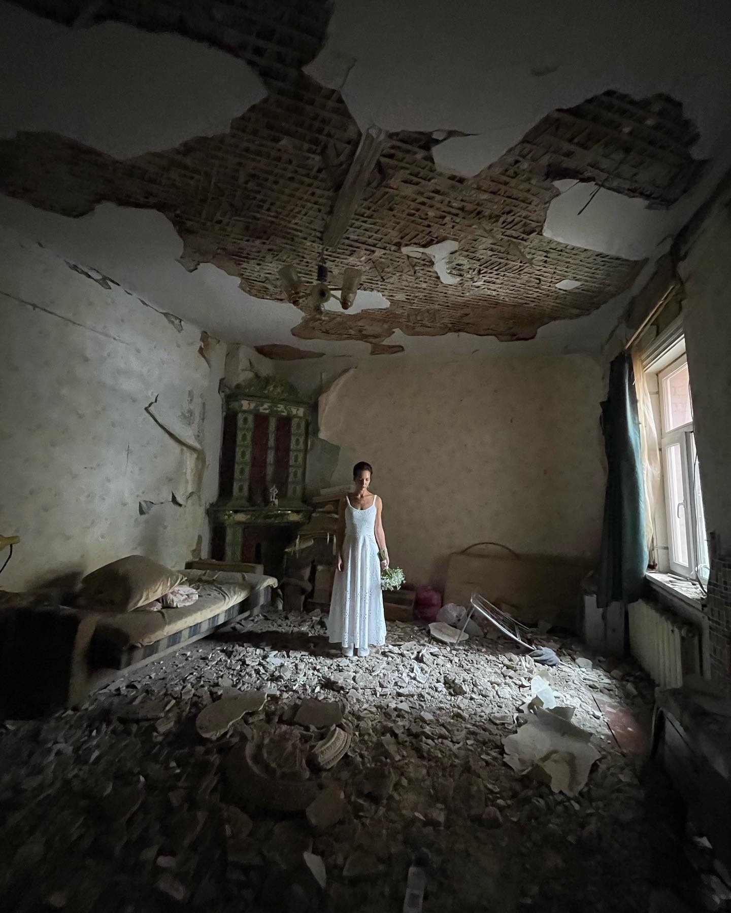 Вінничанка зробила весільні фото у власному домі, який розбомбила російська ракета