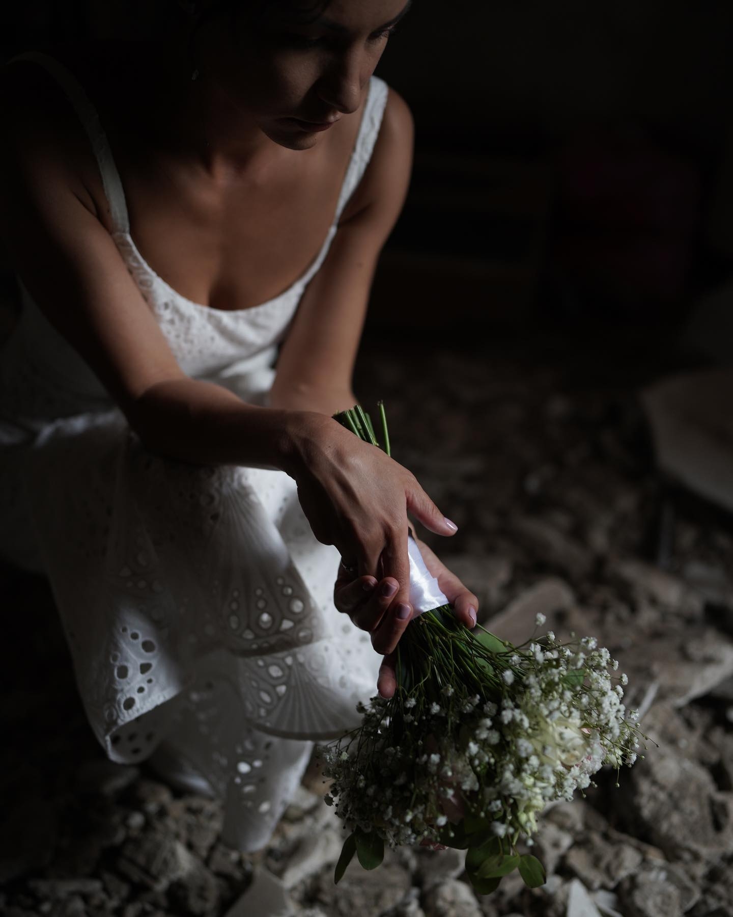 Вінничанка зробила весільні фото в руїнах рідного дому, який розбомбила російська ракета
