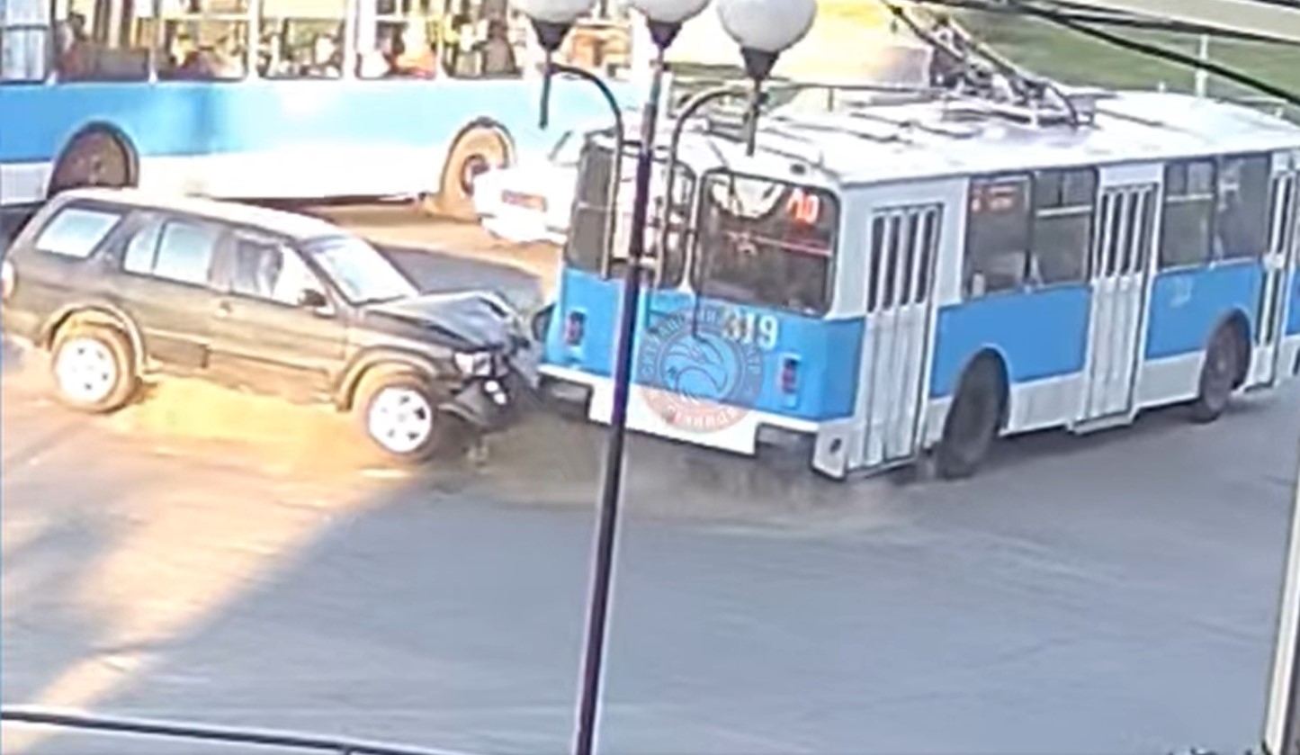 У Вінниці позашляховик не розминувся з тролейбусом: водій авто постраждав