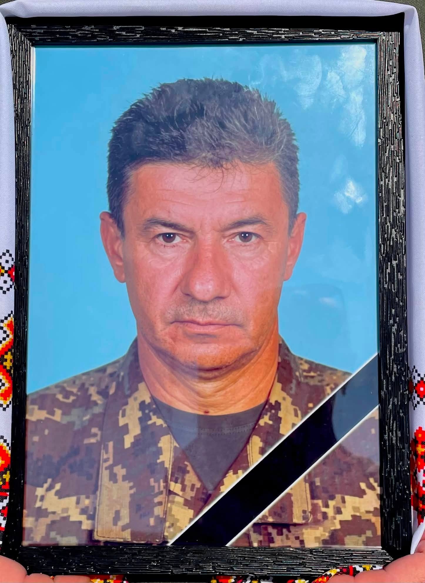 Був тричі поранений на фронті: Ладижинська громада попрощалася із захисником Ігорем Кравцем